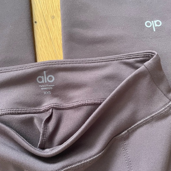 ALO Yoga Air brush high waist 7/8 flutter legging, raisin, XXS, NW)T - Picture 6 of 8